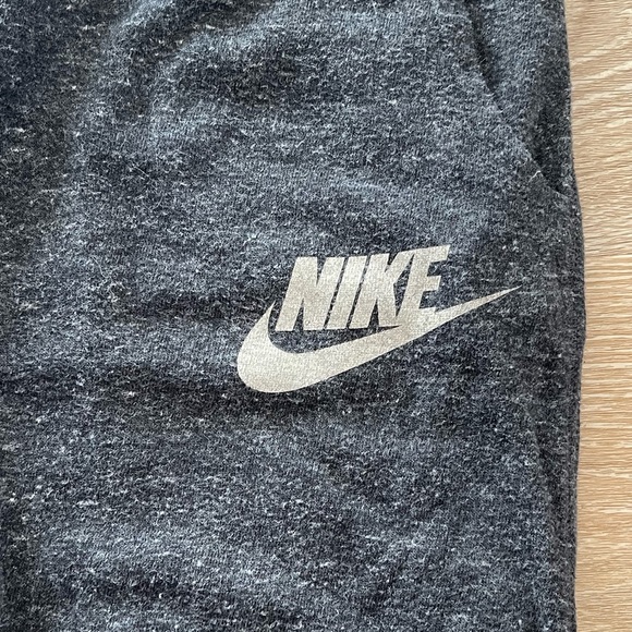 Nike cropped Jogger - Picture 2 of 8